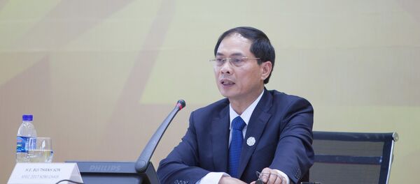Chiều 7/11/2017, tại thành phố Đà Nẵng, Thứ trưởng Thường trực Bộ Ngoại giao Bùi Thanh Sơn, Phó Chủ tịch Ủy ban Quốc gia APEC 2017, Chủ tịch Hội nghị các Quan chức Cao cấp (SOM) APEC 2017 chủ trì Họp báo về kết quả Hội nghị tổng kết của các Quan chức Cao cấp APEC 2017 (CSOM). - Sputnik Việt Nam