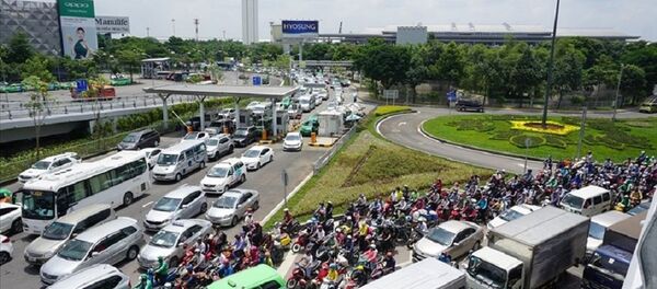 Có đến 70% xe 2 bánh và 62% xe 4 bánh lưu thông trên đường Trường Sơn nhưng lại không vào sân bay. - Sputnik Việt Nam