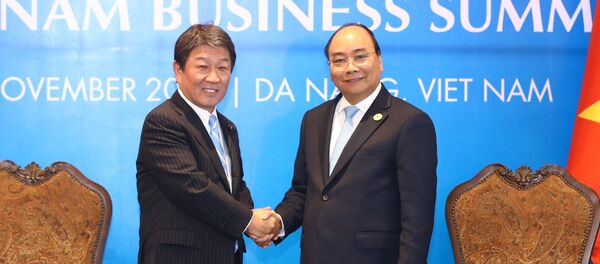 Trong khuôn khổ Tuần lễ Cấp cao APEC 2017, chiều 7/11/2017, Thủ tướng Nguyễn Xuân Phúc tiếp Bộ trưởng Tái thiết Kinh tế Nhật Bản Toshimitsu Motegi, tại Trung tâm Hội nghị Ariyana, thành phố Đà Nẵng. - Sputnik Việt Nam