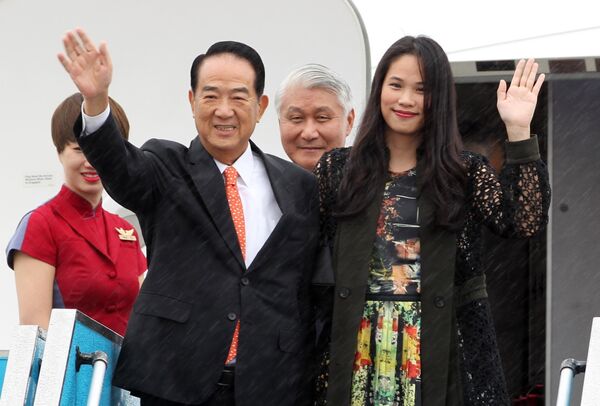 Đại diện lãnh đạo nền kinh tế thành viên Đài Bắc - Trung Hoa Tống Sở Du (James Soong) vẫy tay chào Việt Nam, chiều 7/11, tại Sân bay Quốc tế Đà Nẵng, bắt đầu tham dự Tuần lễ cấp cao APEC 2017 theo lời mời của Chủ tịch nước Trần Đại Quang và Phu nhân - Sputnik Việt Nam