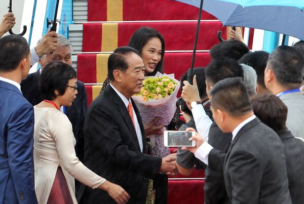 Lễ đón đại diện lãnh đạo nền kinh tế thành viên Đài Bắc - Trung Hoa Tống Sở Du (James Soong) chiều 7/11, tại Sân bay Quốc tế Đà Nẵng, bắt đầu tham dự Tuần lễ cấp cao APEC 2017 theo lời mời của Chủ tịch nước Trần Đại Quang và Phu nhân.  - Sputnik Việt Nam