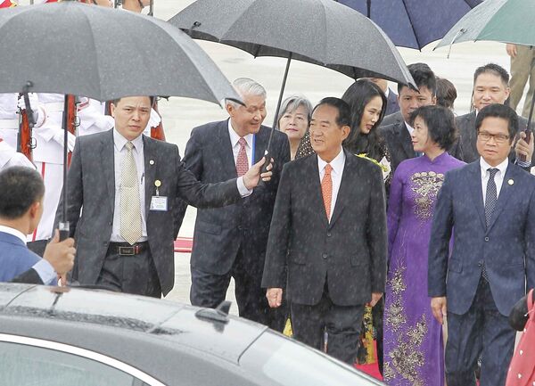 Quang cảnh lễ đón Đại diện lãnh đạo nền kinh tế Đài Bắc - Trung Hoa Tống Sở Du (James Soong), chiều 7/11, tại Sân bay Quốc tế Đà Nẵng, bắt đầu tham dự Tuần lễ cấp cao APEC 2017 theo lời mời của Chủ tịch nước Trần Đại Quang và Phu nhân.  - Sputnik Việt Nam