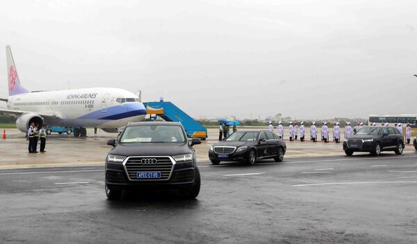 Lễ đón đại diện lãnh đạo nền kinh tế Đài Bắc - Trung Hoa Tống Sở Du (James Soong) chiều 7/11, tại Sân bay Quốc tế Đà Nẵng, bắt đầu tham dự Tuần lễ Cấp cao APEC 2017 theo lời mời của Chủ tịch nước Trần Đại Quang và Phu nhân.  - Sputnik Việt Nam