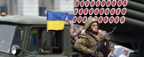 Система залпового огня БМ-21 Град во время военного парада в Киеве - Sputnik Việt Nam