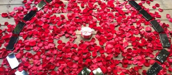 Một người Trung Quốc cầu hôn bằng cách sử dụng trái tim làm từ 25 chiếc iPhone X - Sputnik Việt Nam