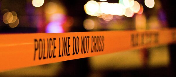 Columbia Police officer Tyrone Pugh punched an unidentified man in the head several times outside a Columbia nightclub. - Sputnik Việt Nam