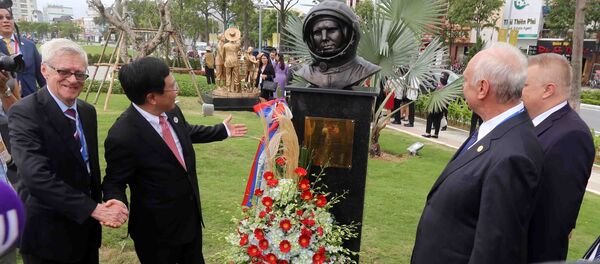 Phó Thủ tướng Chính phủ, Bộ trưởng Ngoại giao Phạm Bình Minh, Chủ tịch Ủy ban Quốc gia APEC 2017 với đại biểu các nền kinh tế thành viên APEC tại Công viên APEC. Phó Thủ tướng Chính phủ, Bộ trưởng Ngoại giao Phạm Bình Minh, Chủ tịch Ủy ban Quốc gia APEC 2017 với đại biểu các nền kinh tế thành viên APEC tại Công viên APEC. - Sputnik Việt Nam