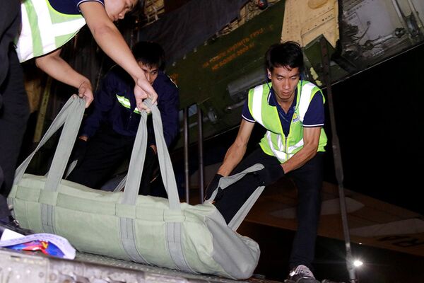 Hàng viện trợ được đóng gói cẩn thận. Mỗi túi chứa các loại hàng khác nhau. Lực lượng tại chỗ đưa chúng ra khỏi máy bay. Hàng viện trợ được đóng gói cẩn thận. Mỗi túi chứa các loại hàng khác nhau. Lực lượng tại chỗ đưa chúng ra khỏi máy bay. - Sputnik Việt Nam