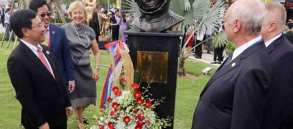 Phó Thủ tướng Chính phủ, Bộ trưởng Ngoại giao Phạm Bình Minh, Chủ tịch Ủy ban Quốc gia APEC 2017 (trái) cùng các đại biểu với tác phẩm tượng điêu khắc của nền kinh tế Nga tại công viên APEC. - Sputnik Việt Nam