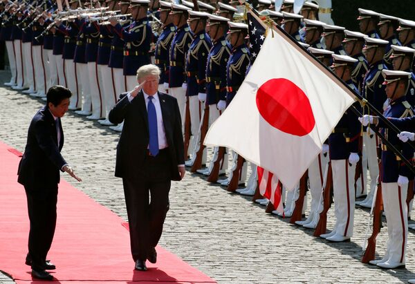 Thủ tướng Nhật Shinzo Abe và Tổng thống Hoa Kỳ Donald Trump ở Tokyo - Sputnik Việt Nam