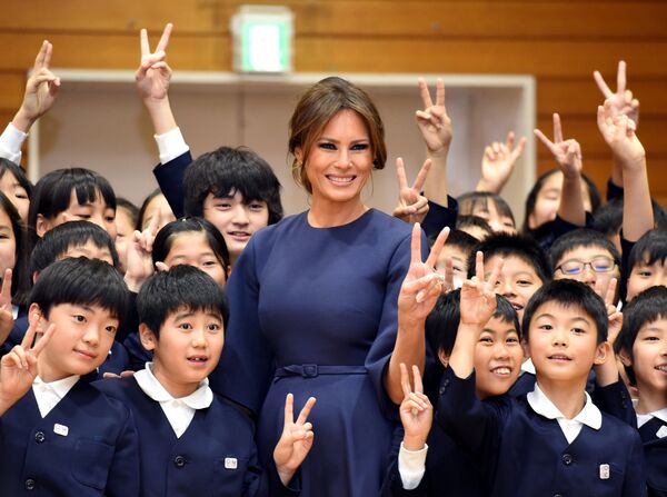 Đệ nhất phu nhân Mỹ Melania Trump  thăm trường học tiểu học tại Tokyo, Nhật Bản - Sputnik Việt Nam