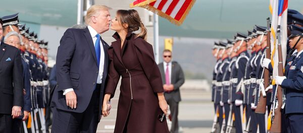 Tổng thống Hoa Kỳ Donald Trump cùng Phu nhân Melania tại sân bay ở Seoul Tổng thống Hoa Kỳ Donald Trump cùng Phu nhân Melania tại sân bay ở Seoul - Sputnik Việt Nam