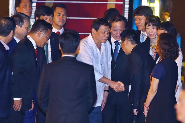 Nhận lời mời của Chủ tịch nước Trần Đại Quang và Phu nhân, chiều 8/11/2017, Đoàn lãnh đạo cấp cao nền kinh tế Philippines do Tổng thống Rodrigo Duterte dẫn đầu, tới thành phố Đà Nẵng, bắt đầu tham dự Tuần lễ Cấp cao APEC 2017. Bộ trưởng Thông tin và Truyền thông Trương Minh Tuấn đón đoàn tại sân bay quốc tế Đà Nẵng. - Sputnik Việt Nam