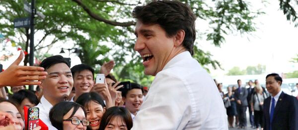 Thủ tướng Canada Justin Trudeau trong chuyến thăm Đại học Tôn Đức Thắng tại Việt Nam - Sputnik Việt Nam