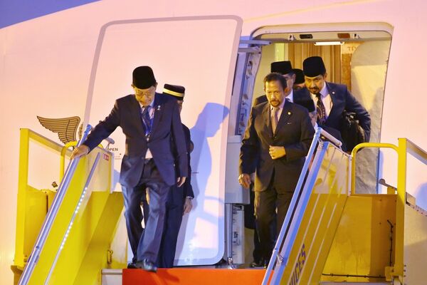 Nhận lời mời của Chủ tịch nước Trần Đại Quang và Phu nhân, Đoàn lãnh đạo Cấp cao nền kinh tế Brunei do Quốc vương Haji Hassanal Bolkiah dẫn đầu tham dự Tuần lễ Cấp cao APEC 2017, tại thành phố Đà Nẵng. Bộ trưởng Bộ Giáo dục và Đào tạo Phùng Xuân Nhạ đón đoàn tại Sân bay Quốc tế Đà Nẵng ngày 9/11.  - Sputnik Việt Nam