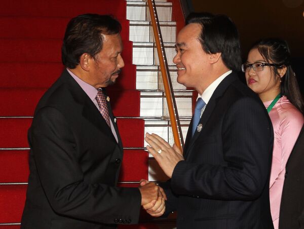 Nhận lời mời của Chủ tịch nước Trần Đại Quang và Phu nhân, Đoàn lãnh đạo Cấp cao nền kinh tế Brunei do Quốc vương Haji Hassanal Bolkiah dẫn đầu tham dự Tuần lễ Cấp cao APEC 2017, tại thành phố Đà Nẵng. Bộ trưởng Bộ Giáo dục và Đào tạo Phùng Xuân Nhạ đón đoàn tại Sân bay Quốc tế Đà Nẵng ngày 9/11. - Sputnik Việt Nam