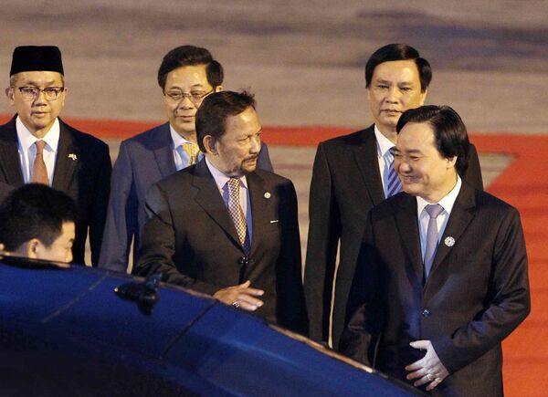 Nhận lời mời của Chủ tịch nước Trần Đại Quang và Phu nhân, Đoàn lãnh đạo Cấp cao nền kinh tế Brunei do Quốc vương Haji Hassanal Bolkiah dẫn đầu tham dự Tuần lễ Cấp cao APEC 2017, tại thành phố Đà Nẵng. Bộ trưởng Bộ Giáo dục và Đào tạo Phùng Xuân Nhạ đón đoàn tại Sân bay Quốc tế Đà Nẵng ngày 9/11. - Sputnik Việt Nam