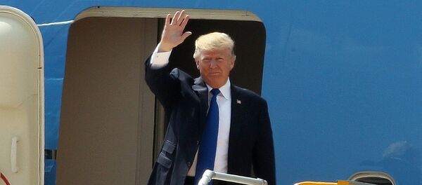 Nhận lời mời của Chủ tịch nước Trần Đại Quang và Phu nhân, Đoàn lãnh đạo Cấp cao nền kinh tế Hoa Kỳ, do Tổng thống Donald Trump dẫn đầu, tham dự Tuần lễ Cấp cao APEC 2017 tại thành phố Đà Nẵng. Bộ trưởng Bộ Thông tin và Truyền thông Trương Minh Tuấn đón đoàn tại Sân bay Quốc tế Đà Nẵng, trưa 10/11/2017. - Sputnik Việt Nam