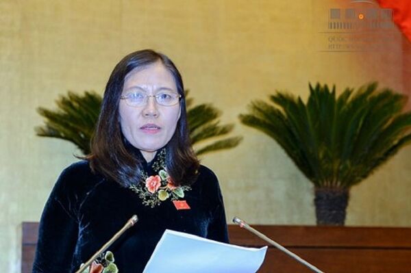 Chủ nhiệm Uỷ ban Tư pháp Lê Thị Nga trình bày Báo cáo thẩm tra. - Sputnik Việt Nam