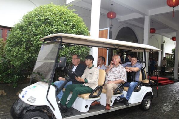 Ngoại trưởng Nga cùng đoàn lãnh đạo Nga bất ngờ đến tham quan Khu du lịch Suối khoáng nóng Núi Thần Tài ở huyện Hòa Vang, TP Đà Nẵng - Sputnik Việt Nam