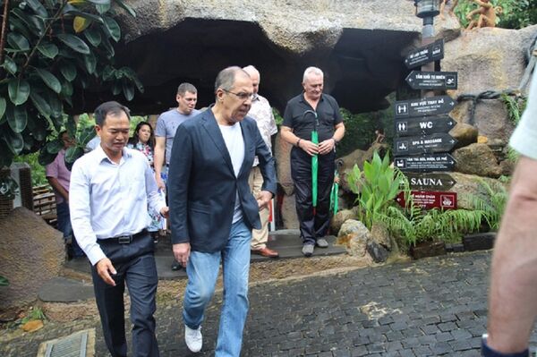 Ngoại trưởng Nga lưu lại đây hơn 6 giờ đồng hồ để tham quan và trải nghiệm các dịch vụ tắm suối khoáng nóng, tắm bùn... - Sputnik Việt Nam