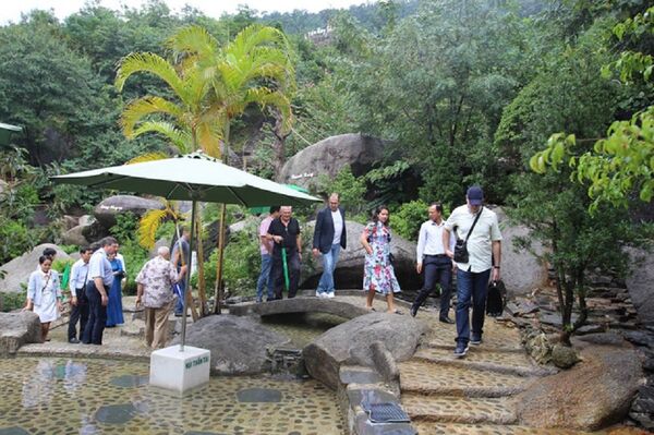 Đoàn lãnh đạo của Nga tỏ ra thích thú với khu du lịch này - Sputnik Việt Nam