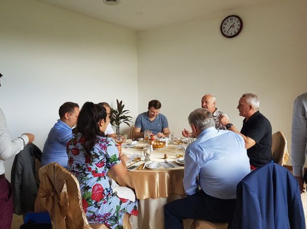 Đoàn lãnh đạo Nga dùng bữa tối ở đây với nhiều món dân dã của Việt Nam trong đó có món bánh xèo, nem lụi, trứng luộc - Sputnik Việt Nam