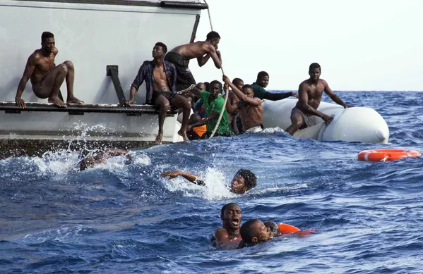 Lực lượng Cảnh sát bờ biển Libya giải cứu dân nhập cư trên chiếc thuyền bơm hơi bị chìm ở Địa Trung Hải Lực lượng Cảnh sát bờ biển Libya giải cứu dân nhập cư trên chiếc thuyền bơm hơi bị chìm ở Địa Trung Hải - Sputnik Việt Nam