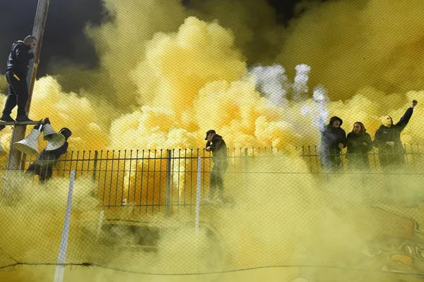 Khói pháo bông từ khán đài trong trận đấu bóng đá của các đội Aris Thessaloniki và Boca Juniors trên sân vận động Thessaloniki ở Hy Lạp Khói pháo bông từ khán đài trong trận đấu bóng đá của các đội Aris Thessaloniki và Boca Juniors trên sân vận động Thessaloniki ở Hy Lạp - Sputnik Việt Nam