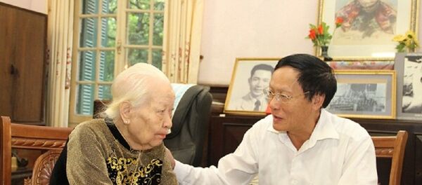 GS.,TS. Nguyễn Công Nghiệp, Thứ trưởng thường trực Bộ Tài chính thăm, chúc sức khỏe cụ bà Hoàng Thị Minh Hồ tại nhà riêng, số 34 Hoàng Diệu, Hà Nội. - Sputnik Việt Nam