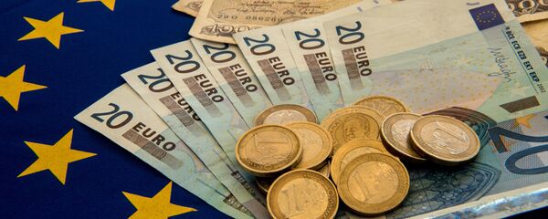 Đồng Drachma của Hy Lạp và đồng Euro trên cờ của Liên minh châu Âu - Sputnik Việt Nam