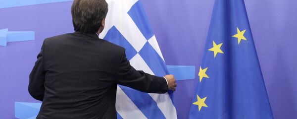 Người đàn ông trước cờ Hy lạp và EU - Sputnik Việt Nam