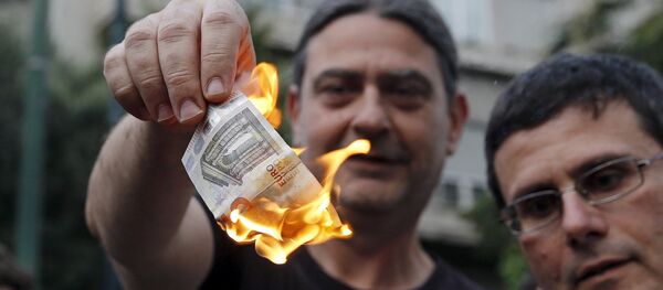 Người dân Hy Lạp đốt tiền euro trong cuộc biểu tình phản đối EU - Sputnik Việt Nam