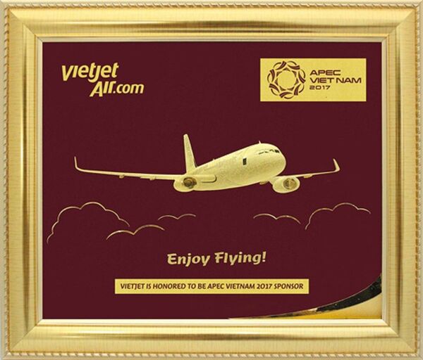 Tranh vàng máy bay Air Bus được hãng hàng không này chọn làm quà tặng đặc biệt tặng Tổng thống Nga Putin, Tổng thống Trump và nguyên thủ các nước khác  - Sputnik Việt Nam