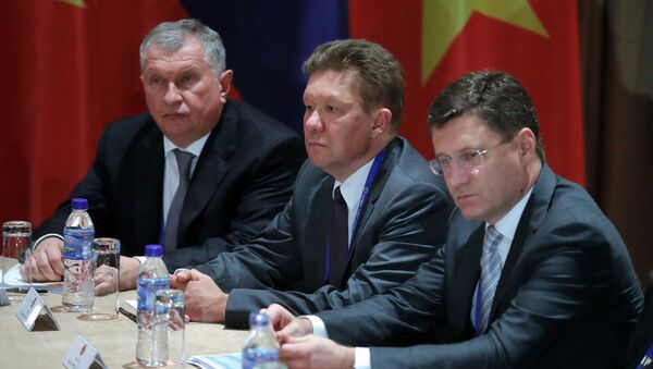 Ngày 10 tháng 11 năm 2017. Igor Sechin (Rosneft), Alexei Miller (Gazprom) và Alexander Novak, Bộ trưởng Bộ Năng lượng Liên bang Nga, trong cuộc họp giữa Tổng thống Nga Vladimir Putin và Chủ tịch nước CHXHCN Việt Nam Trần Đại Quang tại Đà Nẵng của Việt Nam. - Sputnik Việt Nam