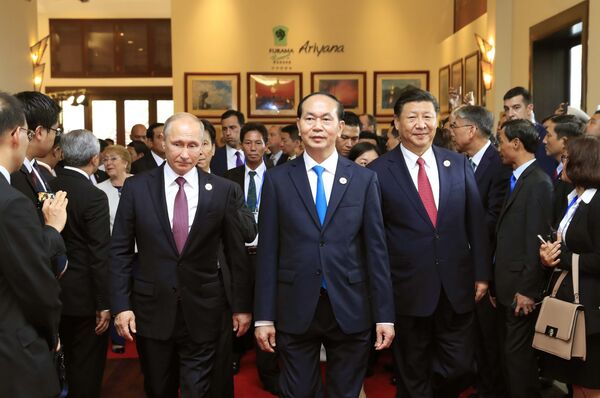 Chủ tịch nước Trần Đại Quang (giữa), Tổng thống Nga Vladimir Putin (bên trái) và Chủ tịch Trung Quốc Tập Cận Bình (bên phải) . - Sputnik Việt Nam