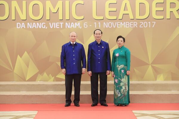 Chủ tịch nước Trần Đại Quang và Phu nhân đón Tổng thống Nga Vladimir Putin tới dự chiêu đãi. - Sputnik Việt Nam