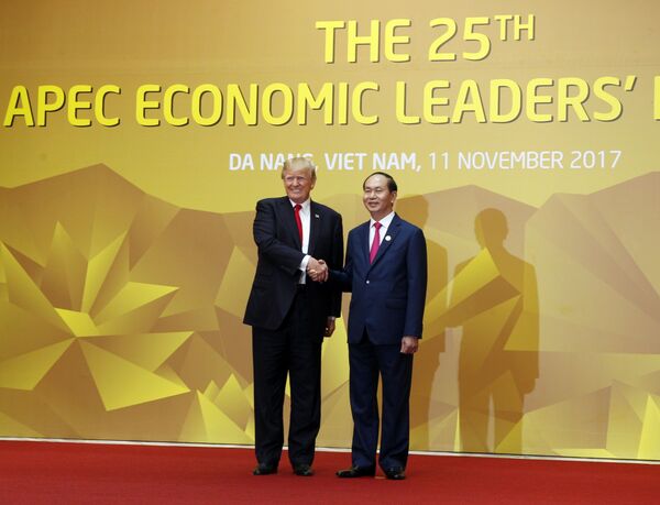 Chủ tịch Hội nghị Cấp cao APEC lần thứ 25 đón Tổng thống Hoa Kỳ Donald Trump đến dự Hội nghị. - Sputnik Việt Nam