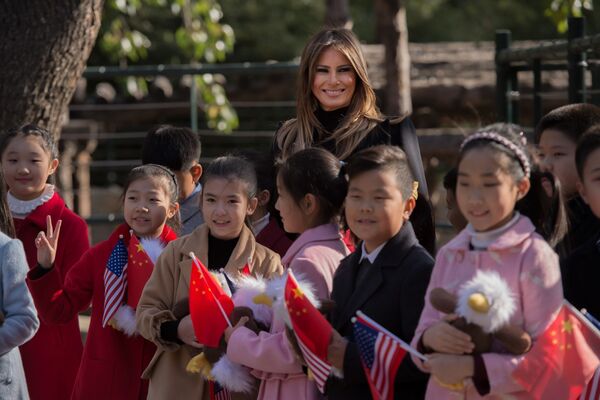 Đệ nhất phu nhân Hoa Kỳ Melania Trump vây quanh là các trẻ em cầm con đại bàng đồ chơi khi thăm Vườn thú Bắc Kinh - Sputnik Việt Nam