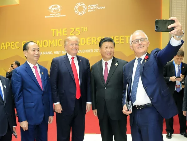 Thủ tướng Australia Malcolm Turnbull dùng điện thoại tự chụp ảnh kỷ niệm chung với Chủ tịch nước Trần Đại Quang, Tổng thống Hoa Kỳ Donald Trump và Chủ tịch Trung Quốc Tập Cận Bình tại phiên khai mạc hội nghị. Thủ tướng Australia Malcolm Turnbull dùng điện thoại tự chụp ảnh kỷ niệm chung với Chủ tịch nước Trần Đại Quang, Tổng thống Hoa Kỳ Donald Trump và Chủ tịch Trung Quốc Tập Cận Bình tại phiên khai mạc hội nghị. - Sputnik Việt Nam