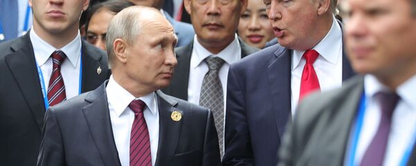 Президент России Владимир Путин и президент США Дональд Трамп на саммите АТЭС во Вьетнаме - Sputnik Việt Nam