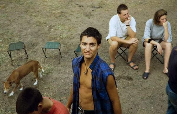 Nhờ vào khả năng ngôn ngữ mà Trudeau đã cứu được cả nhóm thoát khỏi nhiều rắc rối. - Sputnik Việt Nam