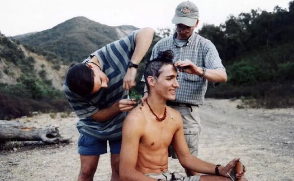 Trudeau được Leino cắt tóc tại sa mạc Sahara. - Sputnik Việt Nam