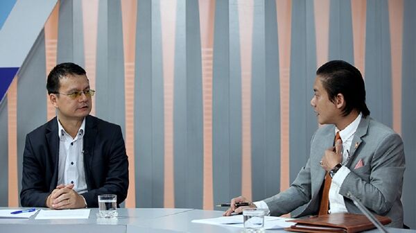 Hai khách mời tọa đàm, ông Trần Việt Thái (trái) và ông Bùi Hồng Dương (phải).  - Sputnik Việt Nam