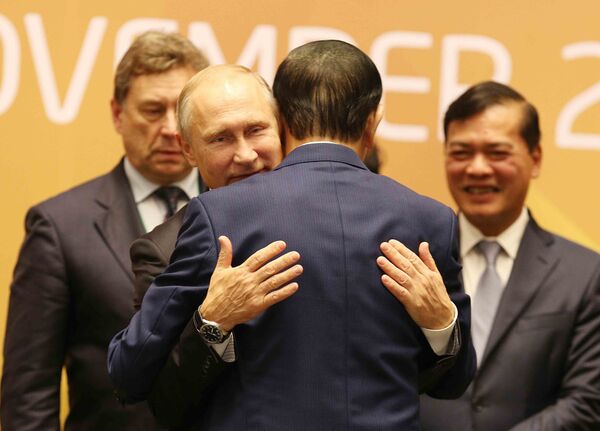 Tổng thống Nga Vladimir Putin và Chủ tịch nước Trần Đại Quang tại phiên bế mạc - Sputnik Việt Nam