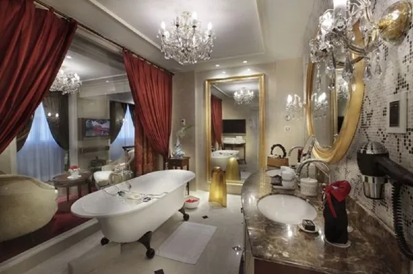 Hình ảnh trên là phòng tắm với bồn tắm kiểu Pháp, vòi sen xông hơi và bộ đồ dùng phòng tắm hiệu Hermès. Hình ảnh trên là phòng tắm với bồn tắm kiểu Pháp, vòi sen xông hơi và bộ đồ dùng phòng tắm hiệu Hermès. - Sputnik Việt Nam