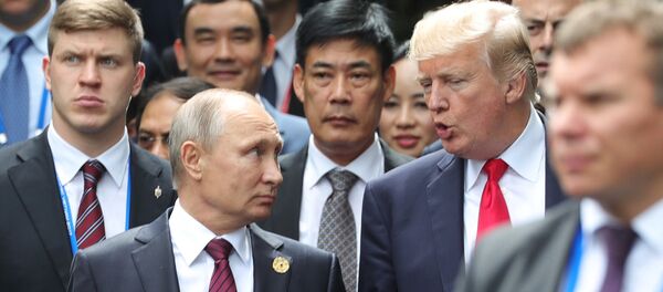 Russian President Vladimir Putin and US President Donald Trump are seen here ahead of the first working meeting of the Asia-Pacific Economic Cooperation leaders - Sputnik Việt Nam