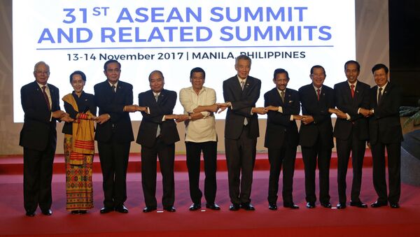 From left, Malaysia's Prime Minister Najib Razak, Myanmar's State Counsellor Aung San Suu Kyi, Thailand's Prime Minister Prayuth Chan-ocha, Vietnam's Prime Minister Nguyen Xuan Phuc, Philippines' President Rodrigo Duterte, Singapore's Prime Minister Lee Hsien Loong, Brunei's Sultan Hassanal Bolkiah, Cambodia's Prime Minister Hun Sen, Indonesia's President Joko Widodo and Laos' Prime Minister Thongloun Sisoulith, join hands during a family photo before the 31st ASEAN Summit in Manila, Philippines - Sputnik Việt Nam