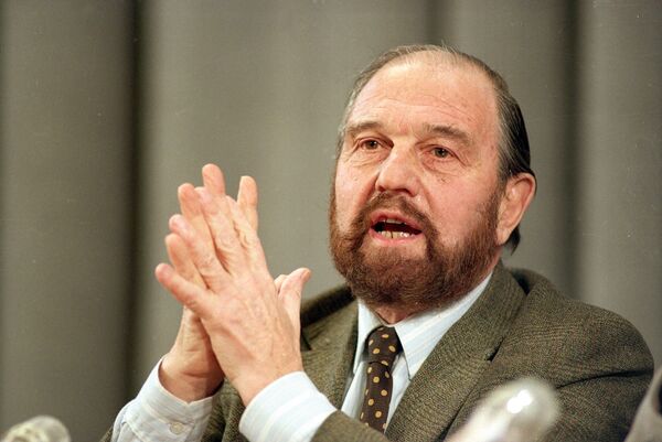 George Blake, a British defector who spied for the Soviets in Britain, gestures during a news conference in Moscow, Jan. 15, 1992 - Sputnik Việt Nam