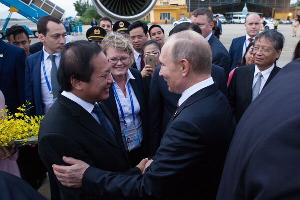 Ekaterina Bakeeva phiên dịch trong chuyến thăm của ông Vladimir Putin tới Việt Nam trong khuôn khổ Hội nghị thượng đỉnh APEC 2017 - Sputnik Việt Nam